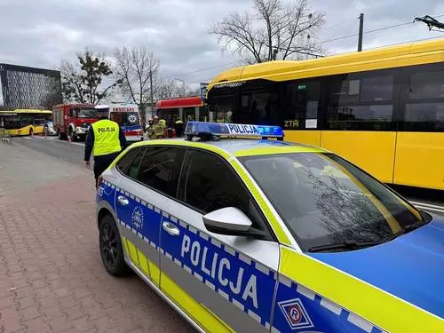 Potrącenie na al. Korfantego w Katowicach. 69-latek wszedł pod autobus!