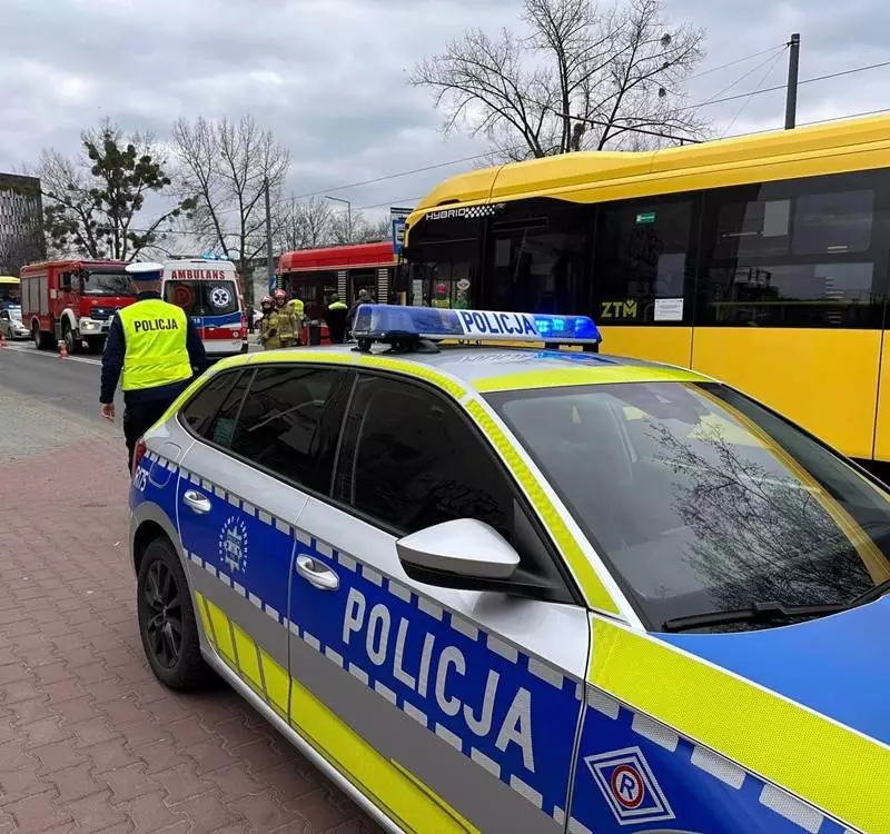 Potrącenie na al. Korfantego w Katowicach. 69-latek wszedł pod autobus!