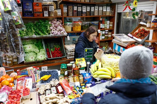 Targ po zmroku na placu Miarki w Katowicach – świąteczne zakupy 6 grudnia