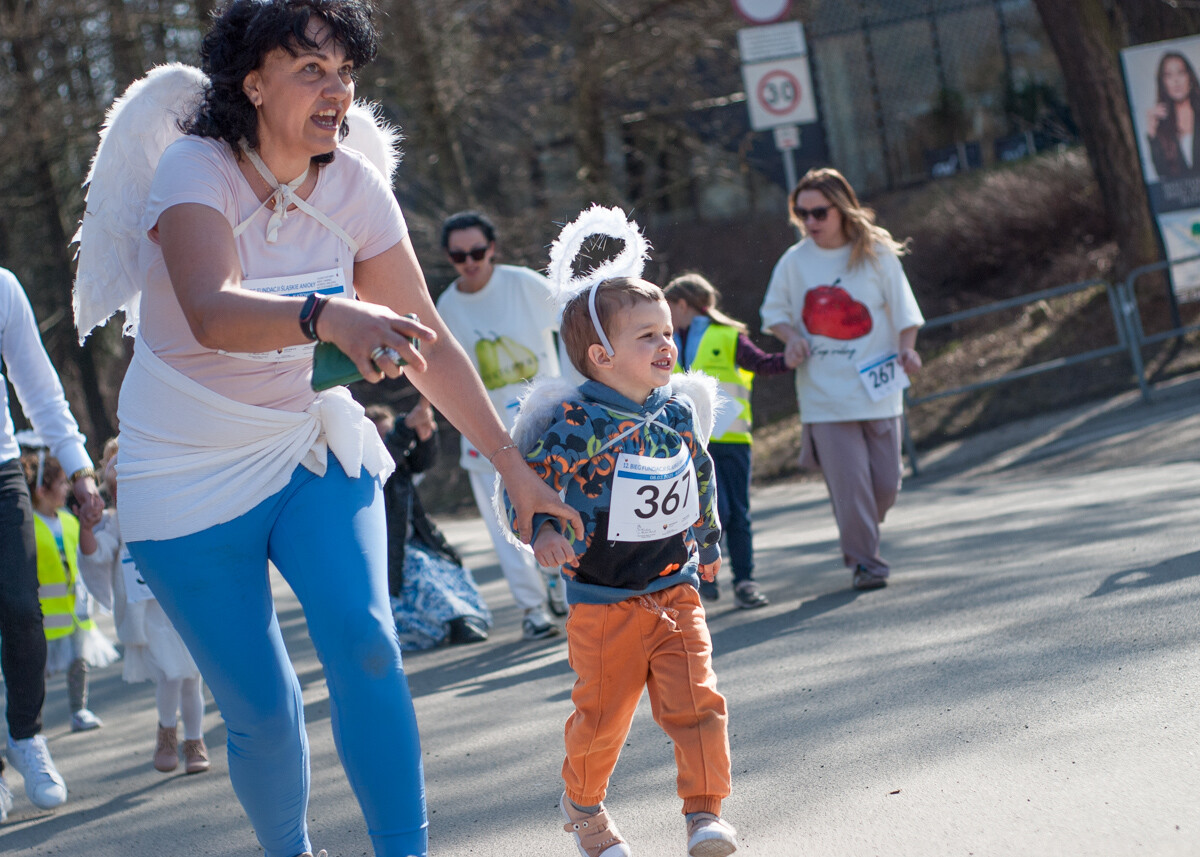 Za nami kolejna, dwunasta już odsłona biegu fundacji Śląskie Anioły. Kilkuset uczestników ruszyło dziś w trasę biegnącą alejkami katowickiego Parku Leśnego.