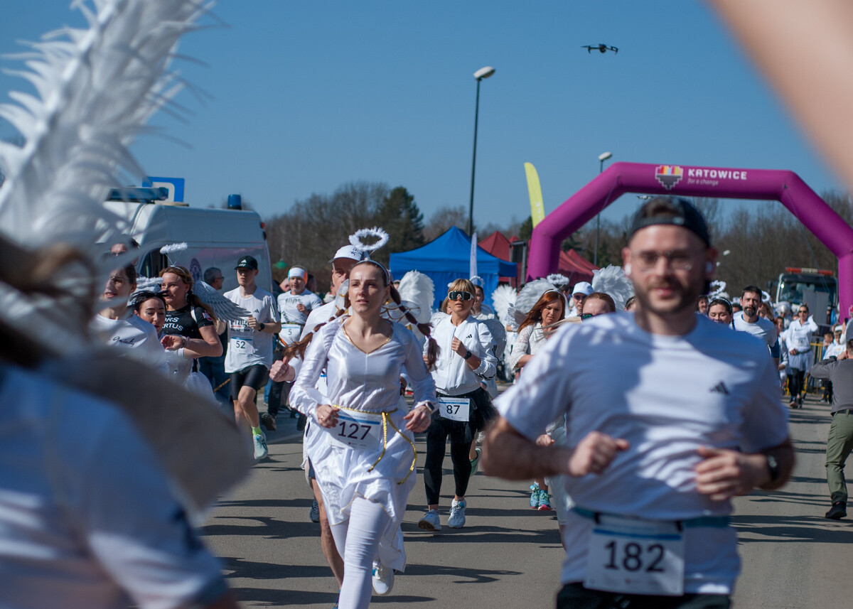 Za nami kolejna, dwunasta już odsłona biegu fundacji Śląskie Anioły. Kilkuset uczestników ruszyło dziś w trasę biegnącą alejkami katowickiego Parku Leśnego.