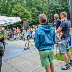 Pierwszy koncert w ramach Piano Tężnia za nami - tłum w Parku Zadole