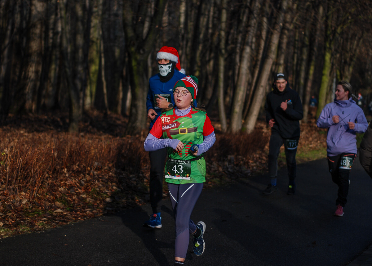 Coroczny Bieg Mikołajkowy za nami - setki kolorowych postaci truchtało dziś przez alejki w Dolinie Trzech Stawów. Byliśmy i my!