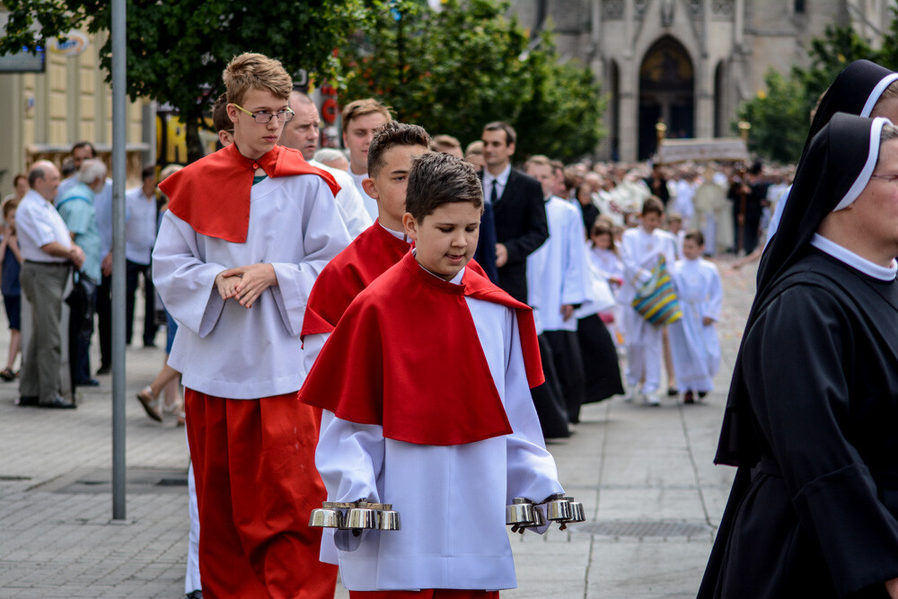 Po raz kolejny przez centrum miasta przeszła procesja z okazji Bożego Ciała. Kilkuset mieszkańców Katowic postanowiło uczestniczyć w tym wydarzeniu, na trasie towarzyszył im nasz fotoreporter.