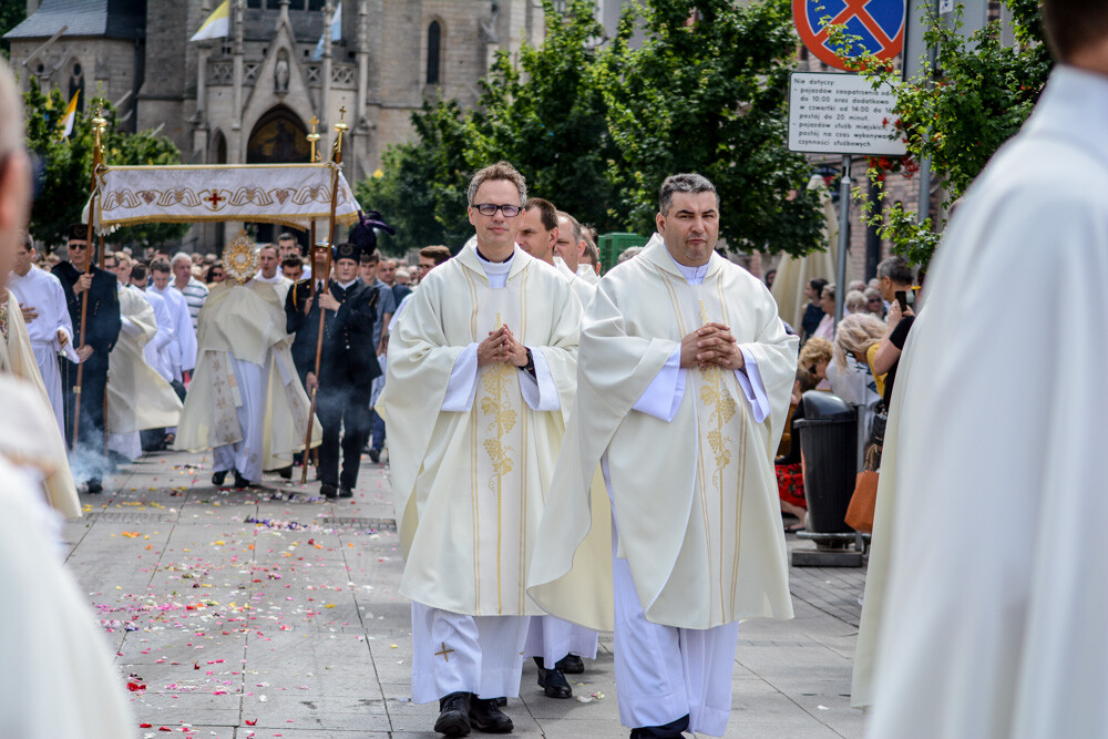 Po raz kolejny przez centrum miasta przeszła procesja z okazji Bożego Ciała. Kilkuset mieszkańców Katowic postanowiło uczestniczyć w tym wydarzeniu, na trasie towarzyszył im nasz fotoreporter.