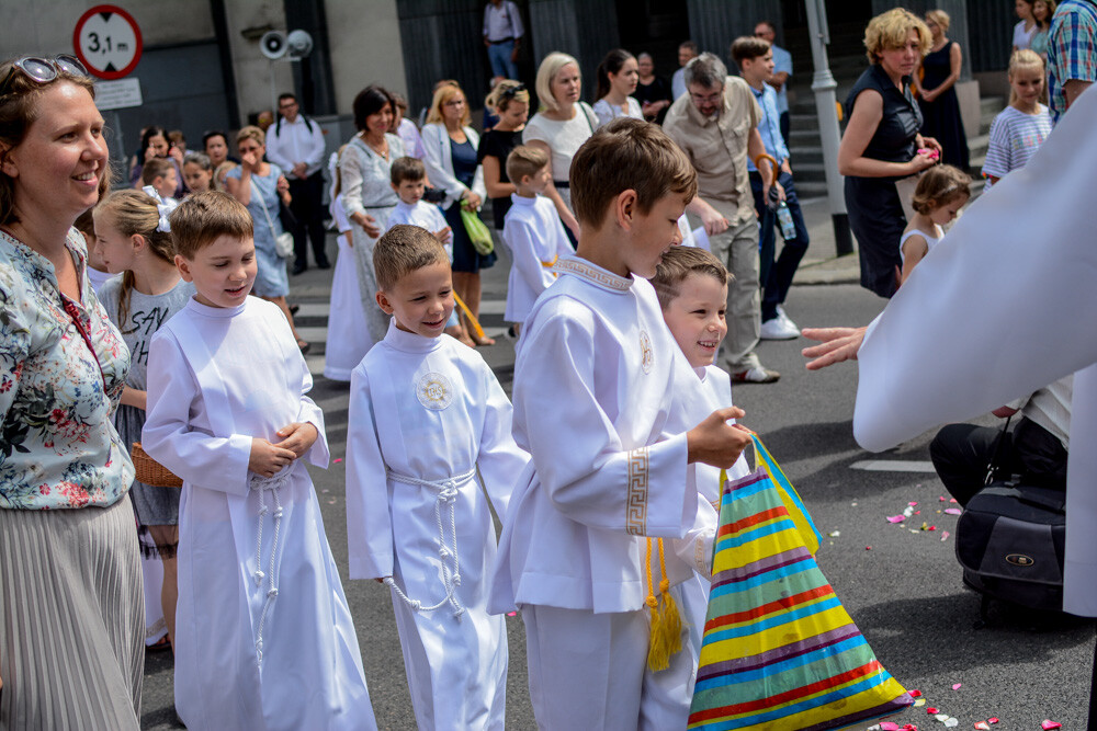 Po raz kolejny przez centrum miasta przeszła procesja z okazji Bożego Ciała. Kilkuset mieszkańców Katowic postanowiło uczestniczyć w tym wydarzeniu, na trasie towarzyszył im nasz fotoreporter.