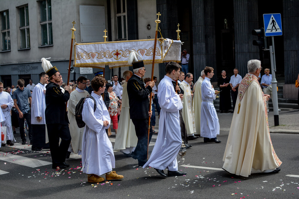 Po raz kolejny przez centrum miasta przeszła procesja z okazji Bożego Ciała. Kilkuset mieszkańców Katowic postanowiło uczestniczyć w tym wydarzeniu, na trasie towarzyszył im nasz fotoreporter.