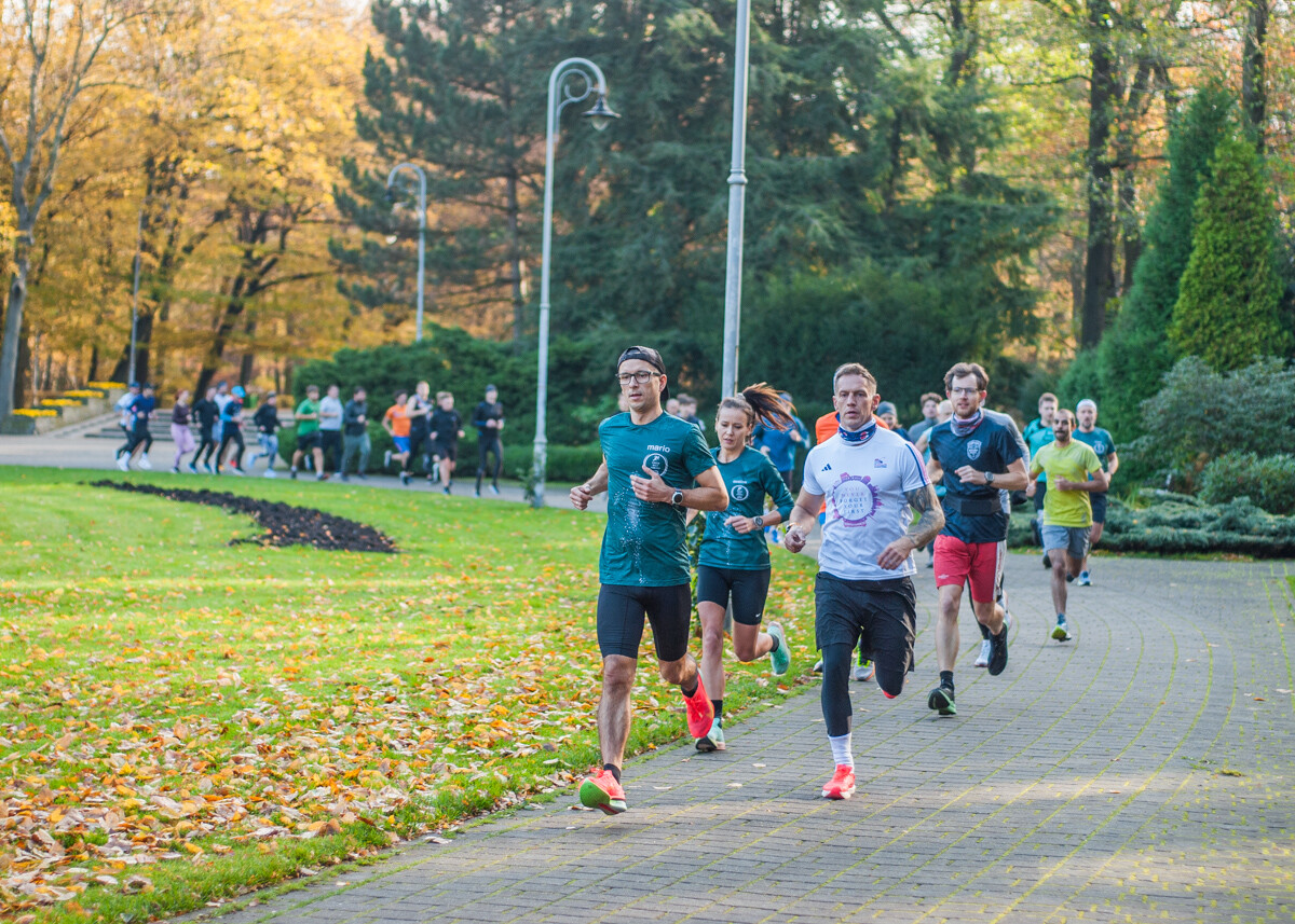 Kolejna, wyjątkowa odsłona spotkań parkrun Katowice za nami. Tym razem odbyła się “cicha” edycja, towarzysząca ważnemu świętu.