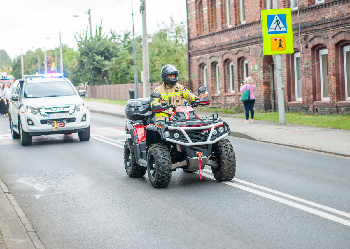 Trwają katowickie Dożynki, w godzinach popołudniowych przez Kostuchnę przeszła barwna parada, a do wieczora trwać będą zabawy i koncerty.
