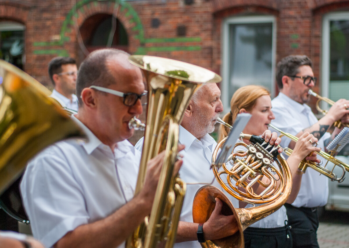 Trwają katowickie Dożynki, w godzinach popołudniowych przez Kostuchnę przeszła barwna parada, a do wieczora trwać będą zabawy i koncerty.