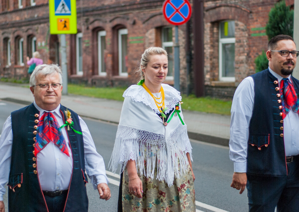 Trwają katowickie Dożynki, w godzinach popołudniowych przez Kostuchnę przeszła barwna parada, a do wieczora trwać będą zabawy i koncerty.