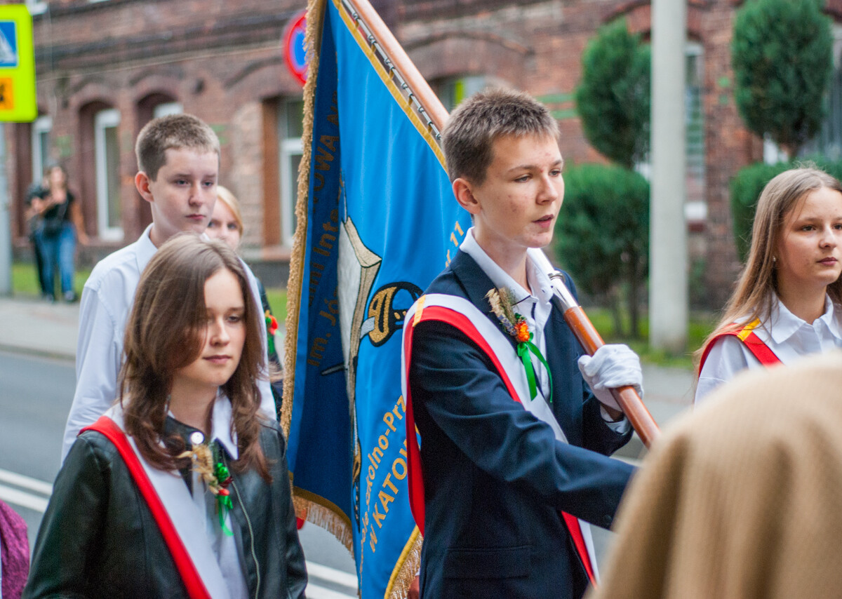 Trwają katowickie Dożynki, w godzinach popołudniowych przez Kostuchnę przeszła barwna parada, a do wieczora trwać będą zabawy i koncerty.