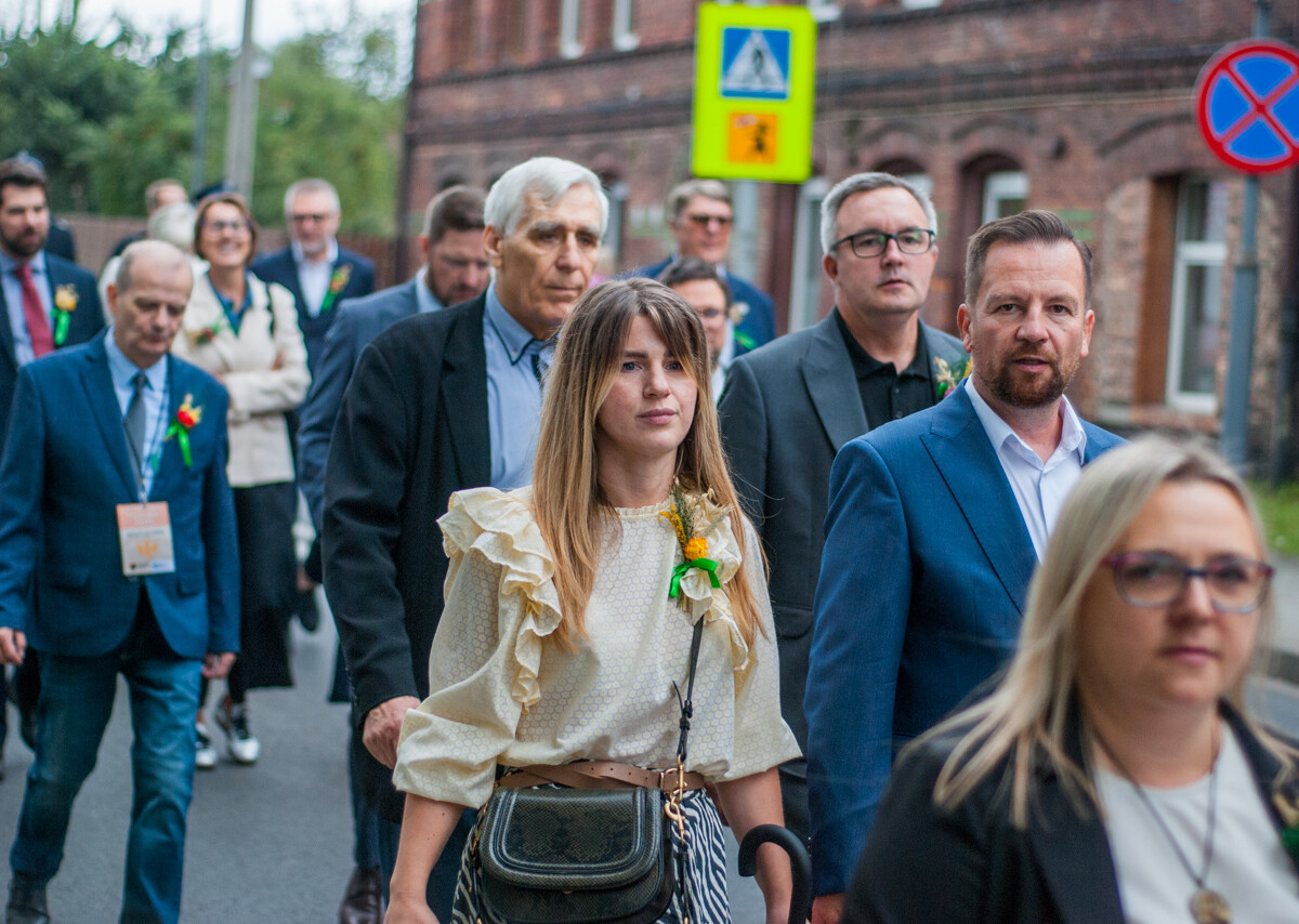 Trwają katowickie Dożynki, w godzinach popołudniowych przez Kostuchnę przeszła barwna parada, a do wieczora trwać będą zabawy i koncerty.