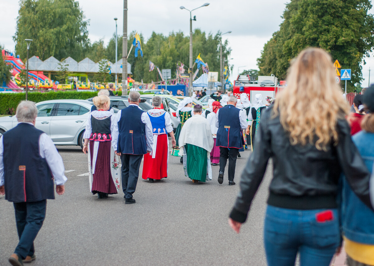 Trwają katowickie Dożynki, w godzinach popołudniowych przez Kostuchnę przeszła barwna parada, a do wieczora trwać będą zabawy i koncerty.
