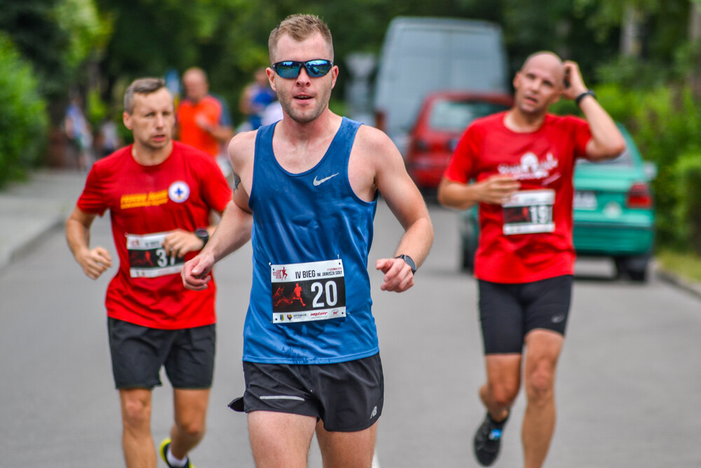 Kilkaset osób wzięło udział w IV edycji szopienickiego biegu. Pogoda dopisała, frekwencja także, a my mamy dla Was prawie 200 zdjęć, łapcie!