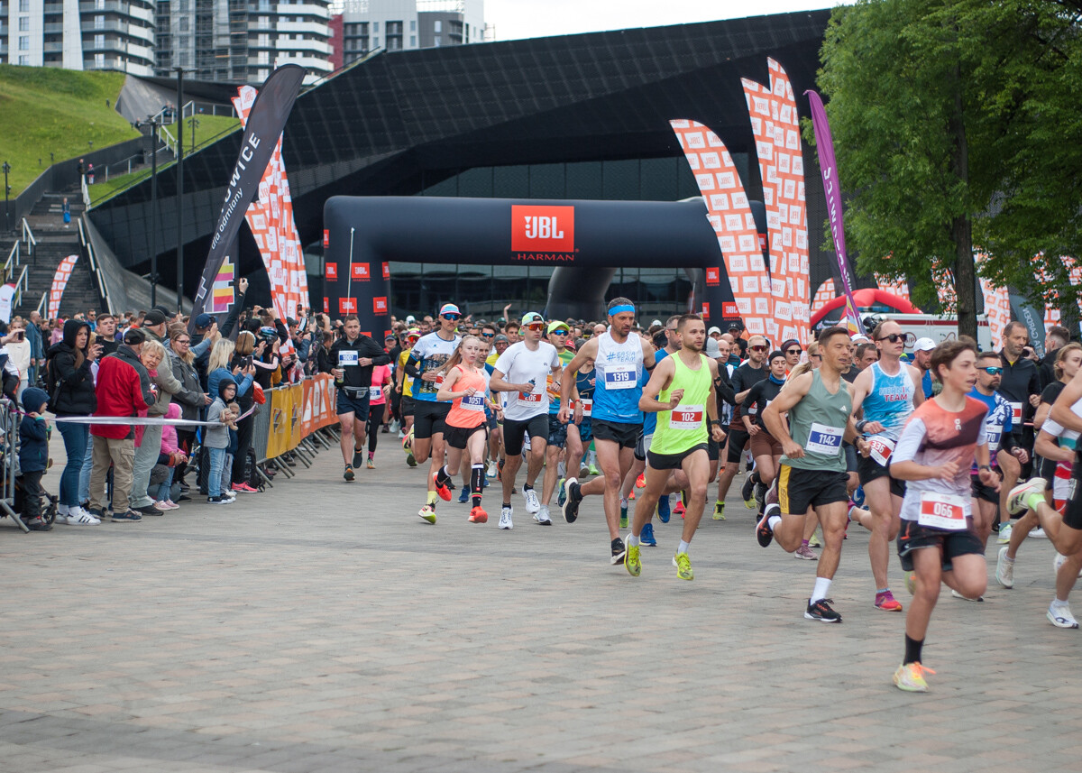 Za nami pierwsza edycja biegu JBL Run Katowice, na starcie pojawiło się półtora tysiąca biegaczy.