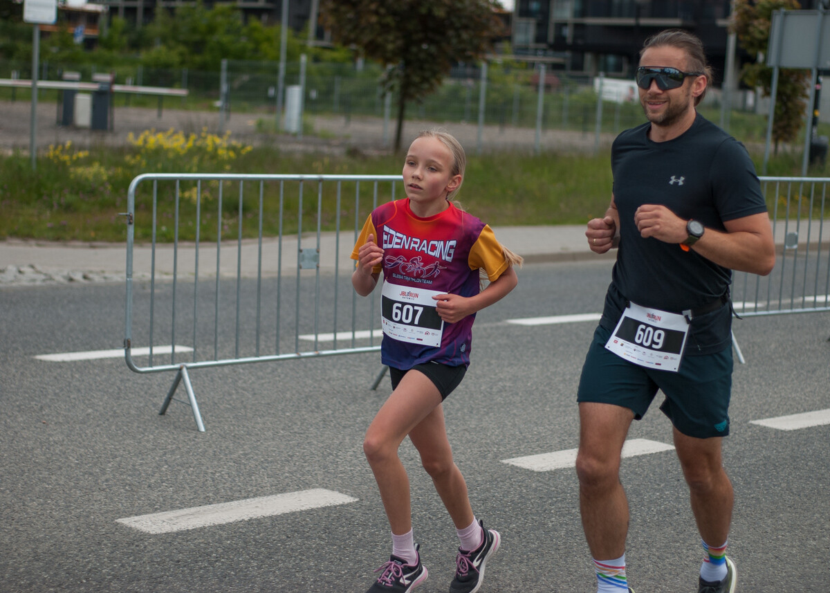 Za nami pierwsza edycja biegu JBL Run Katowice, na starcie pojawiło się półtora tysiąca biegaczy.