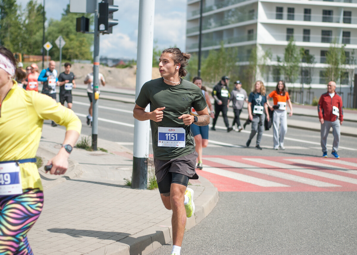 Za nami pierwsza edycja biegu JBL Run Katowice, na starcie pojawiło się półtora tysiąca biegaczy.