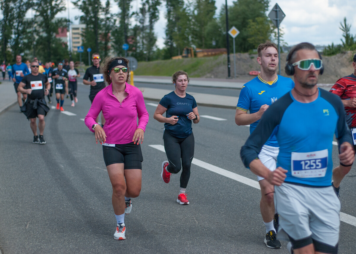 Za nami pierwsza edycja biegu JBL Run Katowice, na starcie pojawiło się półtora tysiąca biegaczy.