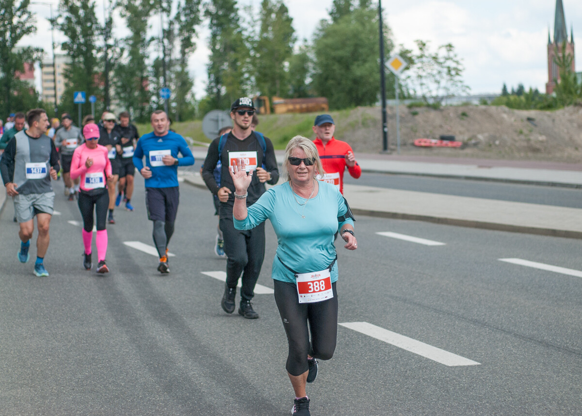 Za nami pierwsza edycja biegu JBL Run Katowice, na starcie pojawiło się półtora tysiąca biegaczy.