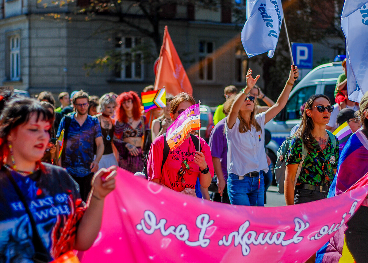 Najbardziej kolorowa impreza w mieście po raz 8 już przeszła przez centrum Katowic. Marsz równości po raz kolejny zgromadził tłum ludzi, rzeszę gapiów i rok rocznie coraz mniejszą grupę kontrmanifestantów.
