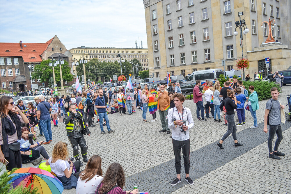 Mniej złości, więcej miłości – z tym hasłem na ustach i transparentach wyruszył III w historii Marsz Równości w Katowicach. Jak informują organizatorzy, przyszło 6 tysięcy ludzi!