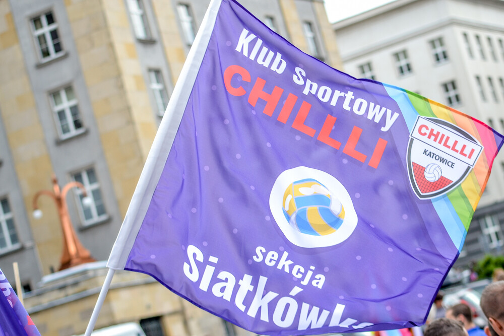 Mniej złości, więcej miłości – z tym hasłem na ustach i transparentach wyruszył III w historii Marsz Równości w Katowicach. Jak informują organizatorzy, przyszło 6 tysięcy ludzi!