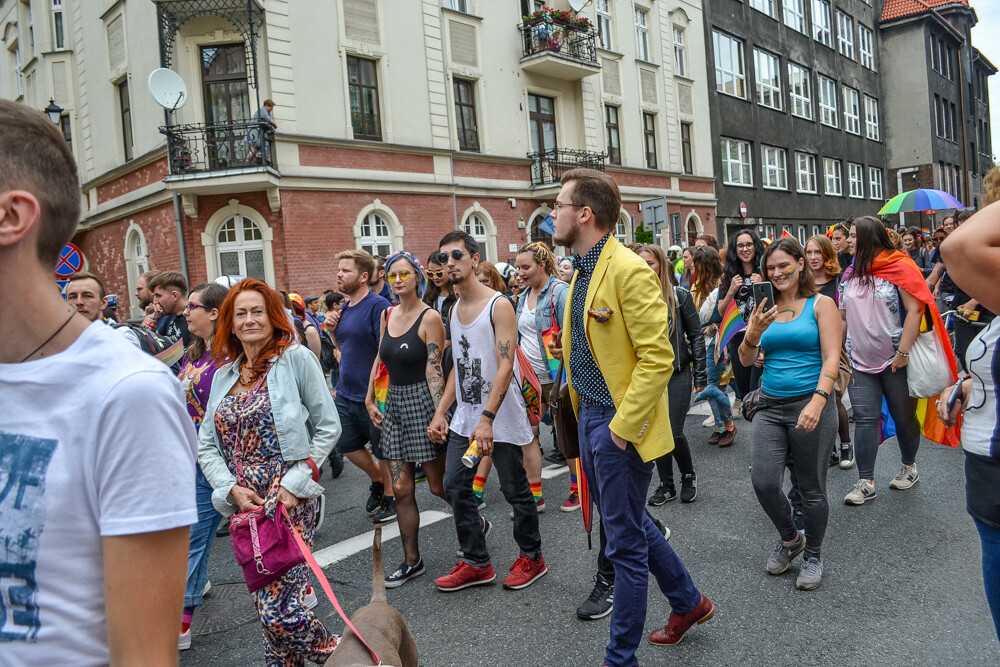 Mniej złości, więcej miłości – z tym hasłem na ustach i transparentach wyruszył III w historii Marsz Równości w Katowicach. Jak informują organizatorzy, przyszło 6 tysięcy ludzi!
