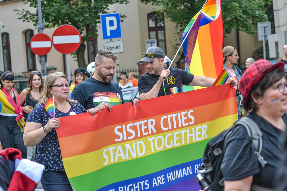 Mniej złości, więcej miłości – z tym hasłem na ustach i transparentach wyruszył III w historii Marsz Równości w Katowicach. Jak informują organizatorzy, przyszło 6 tysięcy ludzi!