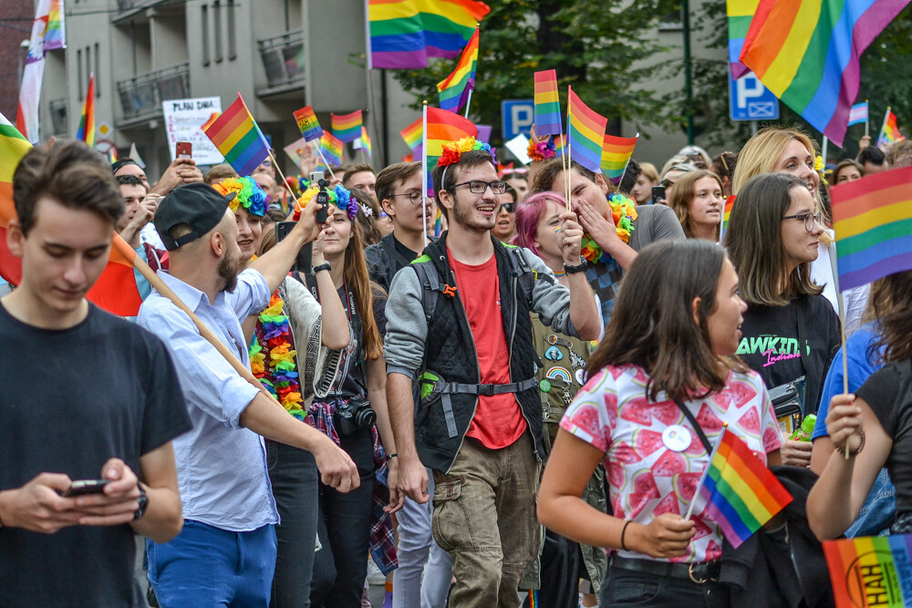 Mniej złości, więcej miłości – z tym hasłem na ustach i transparentach wyruszył III w historii Marsz Równości w Katowicach. Jak informują organizatorzy, przyszło 6 tysięcy ludzi!