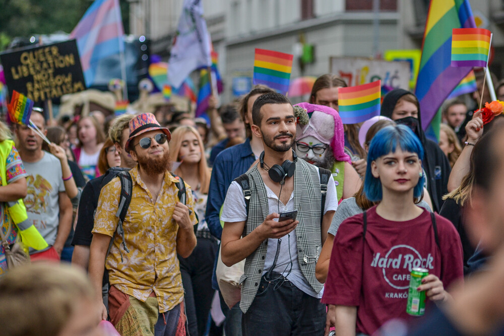 Mniej złości, więcej miłości – z tym hasłem na ustach i transparentach wyruszył III w historii Marsz Równości w Katowicach. Jak informują organizatorzy, przyszło 6 tysięcy ludzi!