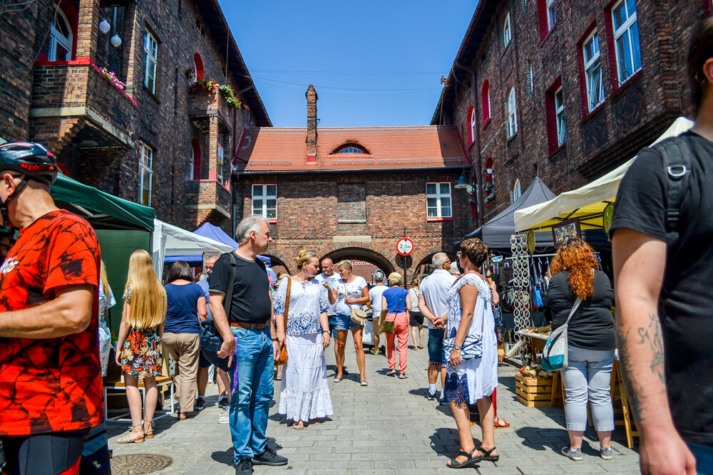 W tle - zabytkowa zabudowa Nikiszowca.