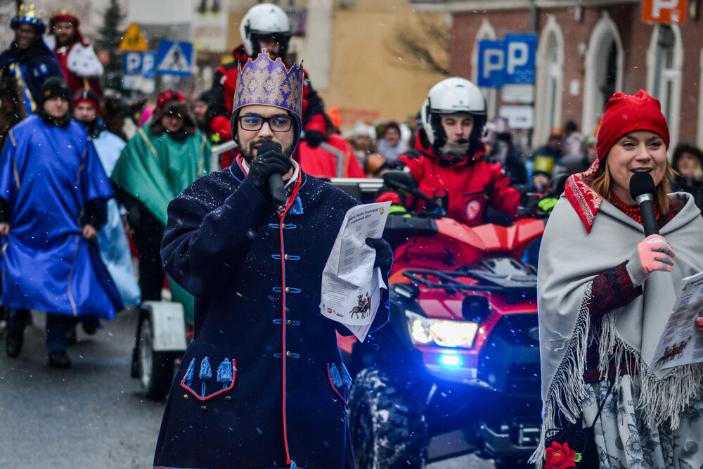 Ponad tysiąc osób przeszło dziś ulicami Katowic w corocznym Orszaku Trzech Króli. W centrum miasta zrobiło się bardzo kolorowo, mimo białego puchu padającego z nieba.