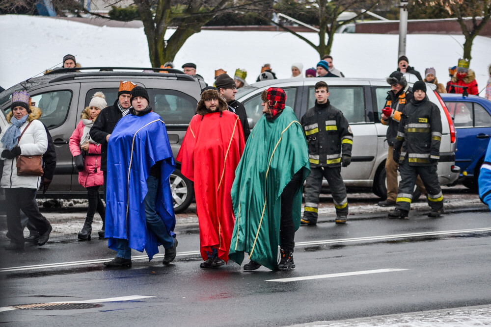 Ponad tysiąc osób przeszło dziś ulicami Katowic w corocznym Orszaku Trzech Króli. W centrum miasta zrobiło się bardzo kolorowo, mimo białego puchu padającego z nieba.