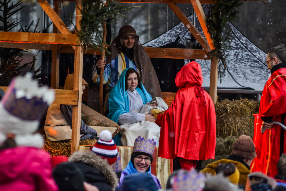 Ponad tysiąc osób przeszło dziś ulicami Katowic w corocznym Orszaku Trzech Króli. W centrum miasta zrobiło się bardzo kolorowo, mimo białego puchu padającego z nieba.