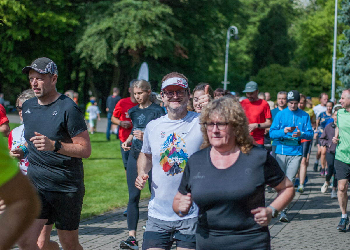 Za nami kolejna, majowa odsłona spotkań biegowych parkrun. Dzisiejsza, 410. edycja została zorganizowana z okazji Dnia Dziecka. Byliśmy na niej i my!