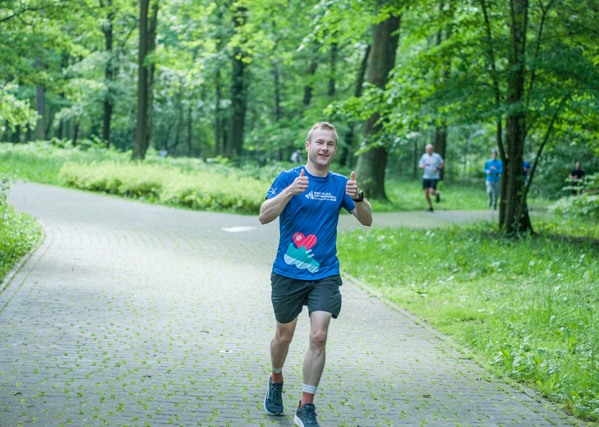 Za nami kolejna, majowa odsłona spotkań biegowych parkrun. Dzisiejsza, 410. edycja została zorganizowana z okazji Dnia Dziecka. Byliśmy na niej i my!