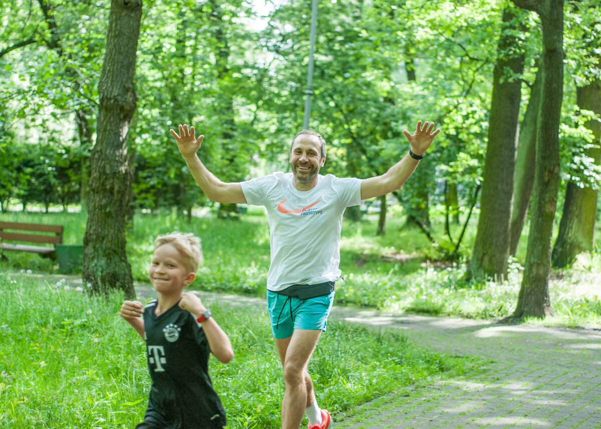 Za nami kolejna, majowa odsłona spotkań biegowych parkrun. Dzisiejsza, 410. edycja została zorganizowana z okazji Dnia Dziecka. Byliśmy na niej i my!