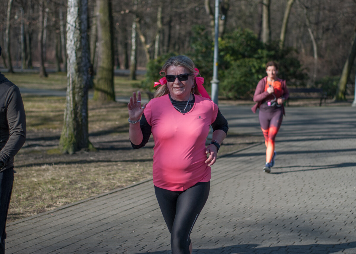 Kolejne biegowe spotkanie z cyklu parkrun za nami, tym razem przy okazji sportowej soboty, obchodzono także Dzień Kobiet. My także tam byliśmy i mamy zdjęcia!