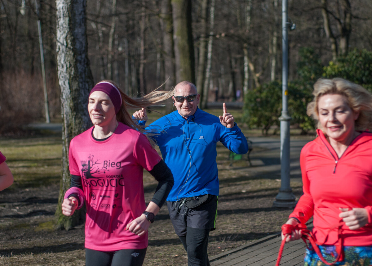 Kolejne biegowe spotkanie z cyklu parkrun za nami, tym razem przy okazji sportowej soboty, obchodzono także Dzień Kobiet. My także tam byliśmy i mamy zdjęcia!