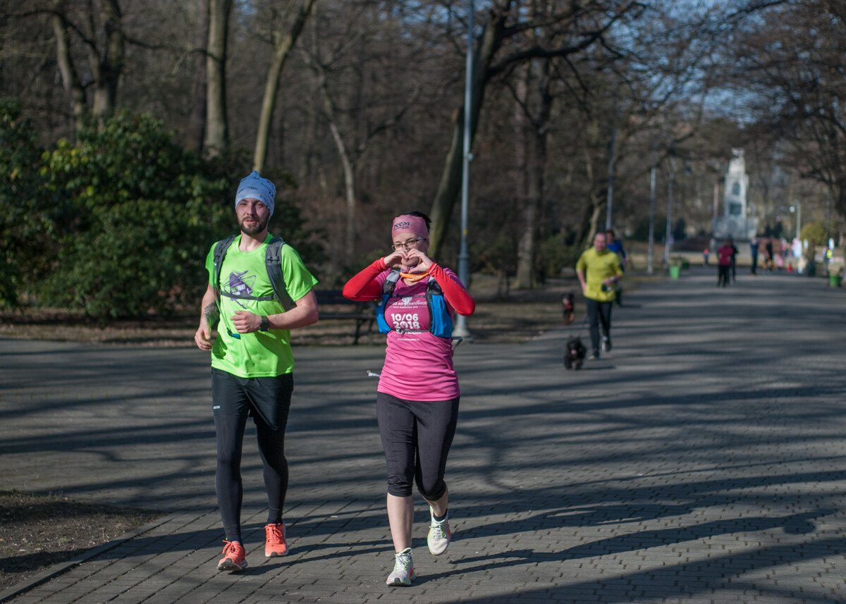 Kolejne biegowe spotkanie z cyklu parkrun za nami, tym razem przy okazji sportowej soboty, obchodzono także Dzień Kobiet. My także tam byliśmy i mamy zdjęcia!