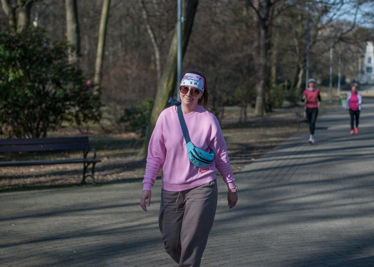 Kolejne biegowe spotkanie z cyklu parkrun za nami, tym razem przy okazji sportowej soboty, obchodzono także Dzień Kobiet. My także tam byliśmy i mamy zdjęcia!