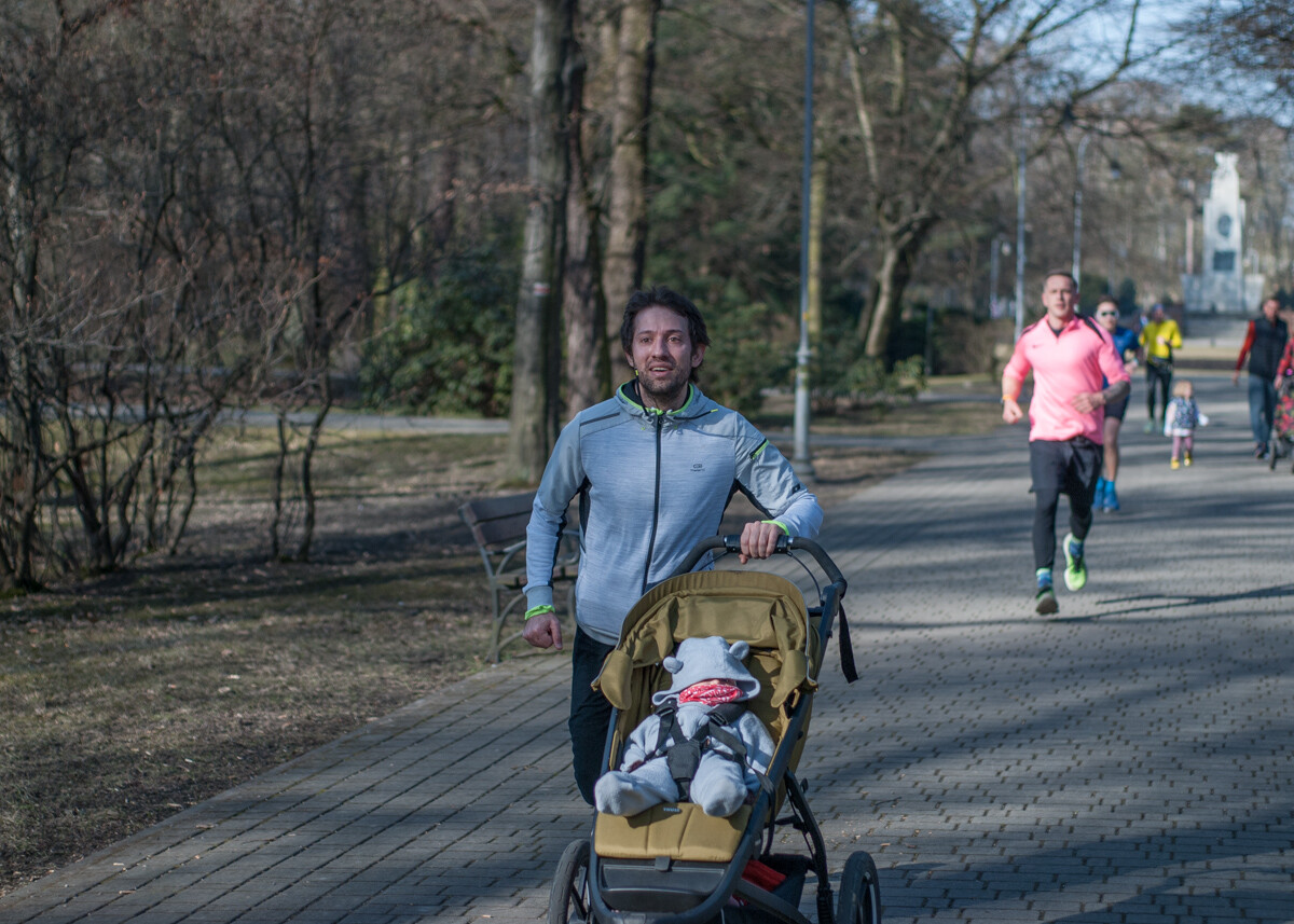 Kolejne biegowe spotkanie z cyklu parkrun za nami, tym razem przy okazji sportowej soboty, obchodzono także Dzień Kobiet. My także tam byliśmy i mamy zdjęcia!