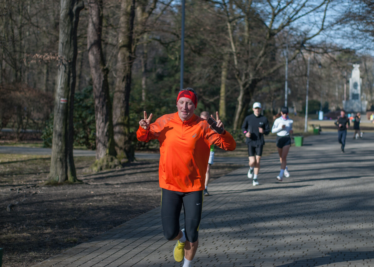 Kolejne biegowe spotkanie z cyklu parkrun za nami, tym razem przy okazji sportowej soboty, obchodzono także Dzień Kobiet. My także tam byliśmy i mamy zdjęcia!