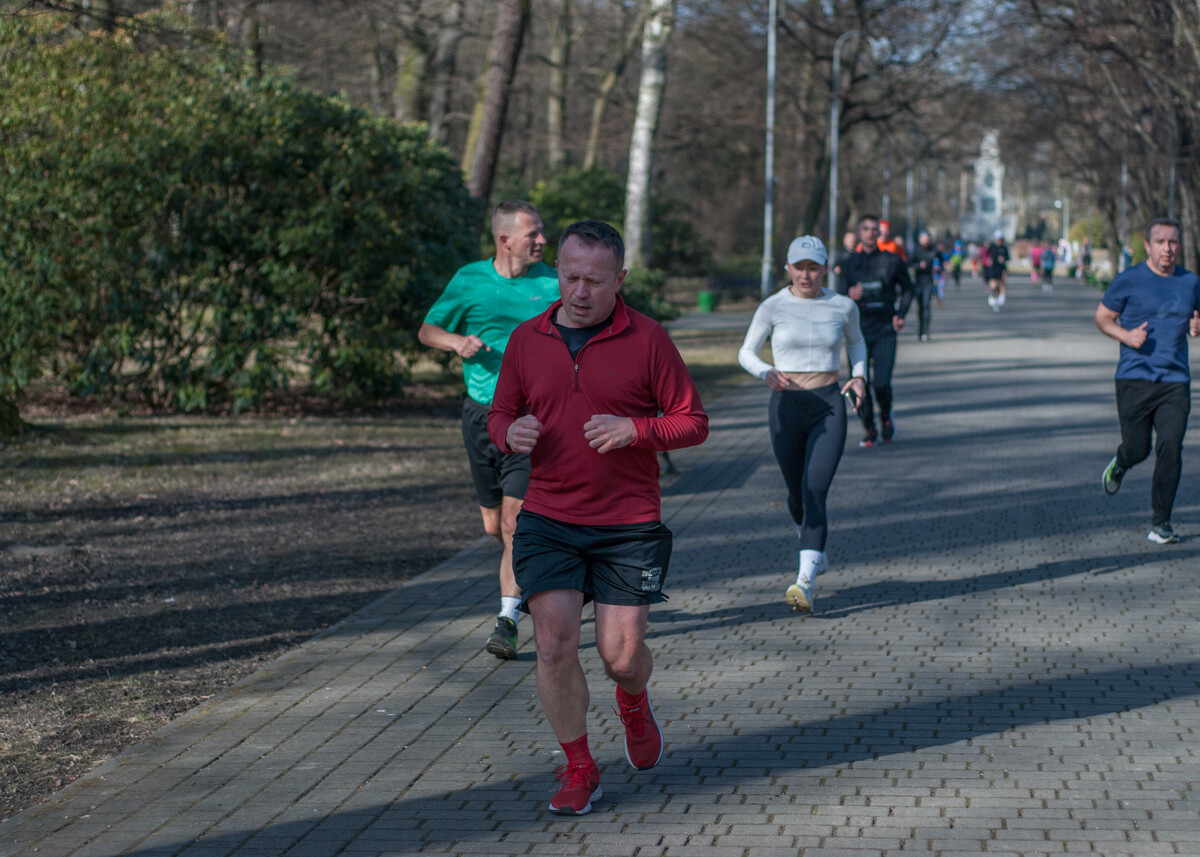 Kolejne biegowe spotkanie z cyklu parkrun za nami, tym razem przy okazji sportowej soboty, obchodzono także Dzień Kobiet. My także tam byliśmy i mamy zdjęcia!