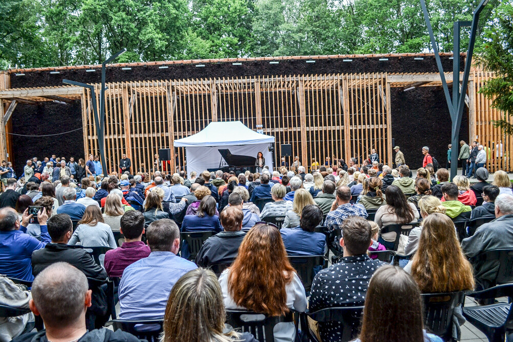Za nami pierwszy koncert fortepianowy w ramach festiwalu Piano Tężnia. W zielonych, urokliwych ostępach Parku Zadole, przy nowej tężni, wybrzmiały utwory Fryderyka Chopina, Mieczysława Karłowicza i Ignacego Paderewskiego w wykonaniu Piotra Banasika.