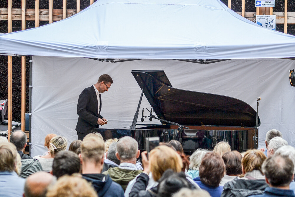 Za nami pierwszy koncert fortepianowy w ramach festiwalu Piano Tężnia. W zielonych, urokliwych ostępach Parku Zadole, przy nowej tężni, wybrzmiały utwory Fryderyka Chopina, Mieczysława Karłowicza i Ignacego Paderewskiego w wykonaniu Piotra Banasika.