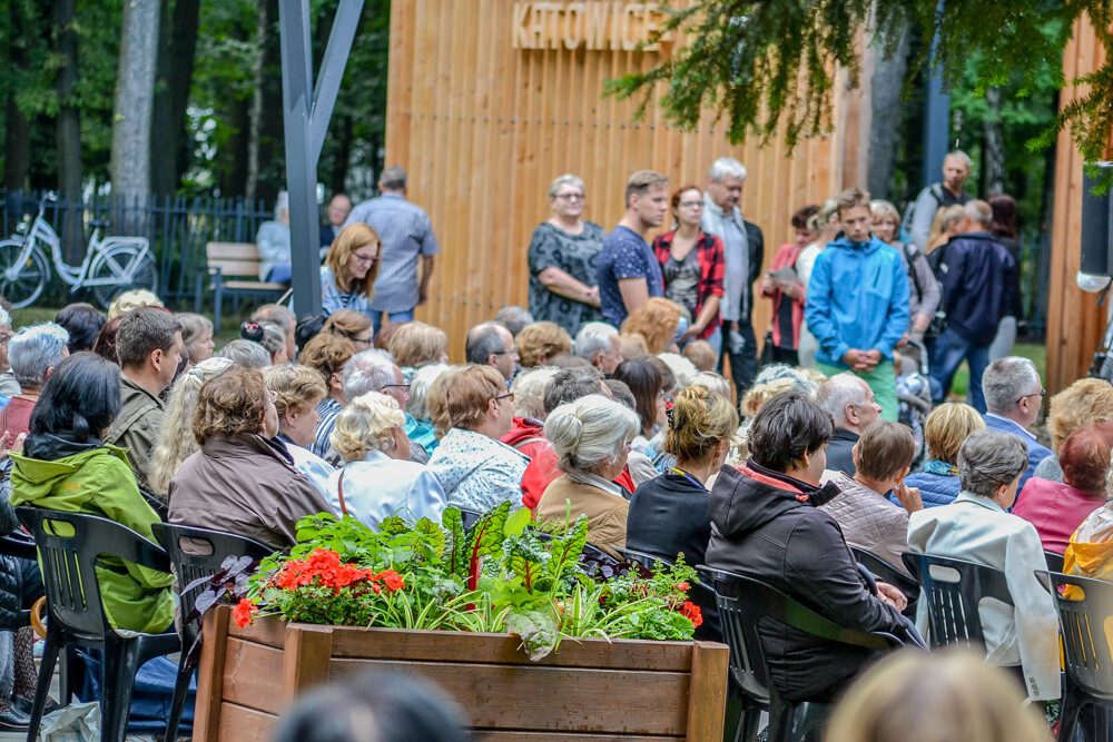 Za nami pierwszy koncert fortepianowy w ramach festiwalu Piano Tężnia. W zielonych, urokliwych ostępach Parku Zadole, przy nowej tężni, wybrzmiały utwory Fryderyka Chopina, Mieczysława Karłowicza i Ignacego Paderewskiego w wykonaniu Piotra Banasika.
