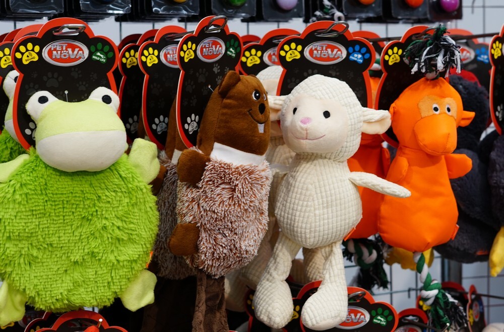 Pupilove Targi Katowice: można było kupić również kolorowe zabawki dla psów