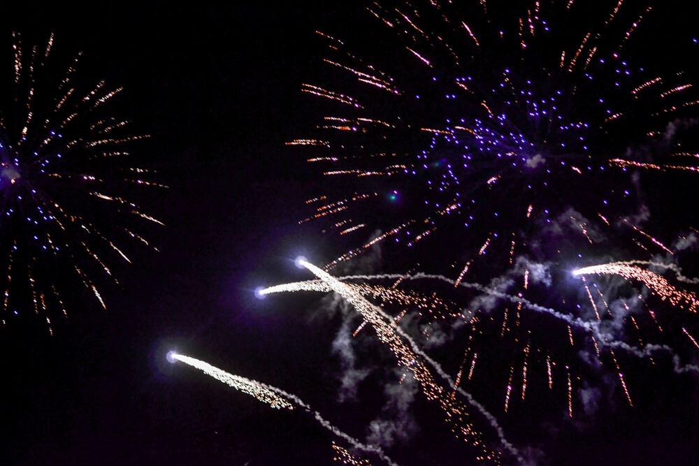 Pokazy pirotechniczne, lasery i sporo dobrej muzyki, to wszystko obserwował tłum ludzi zgromadzony na lotnisku Muchowiec. Pokazy PyroSilesia 2018 za nami.